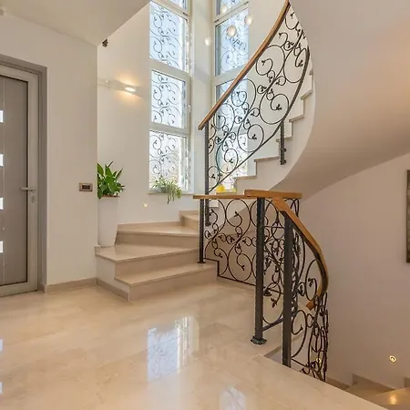 Salvia - New Near Split Villa *